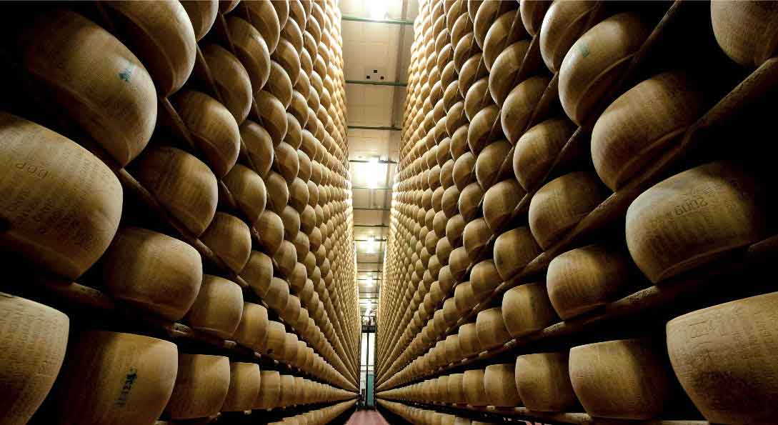 Scaffali di Parmigiano Reggiano