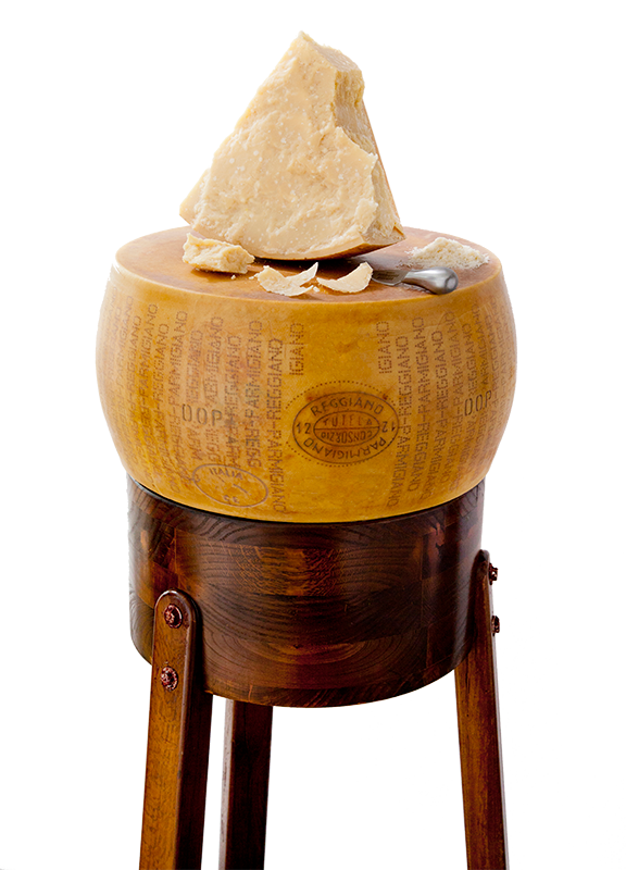 Forma di Parmigiano Reggiano su trespolo con punta e coltello