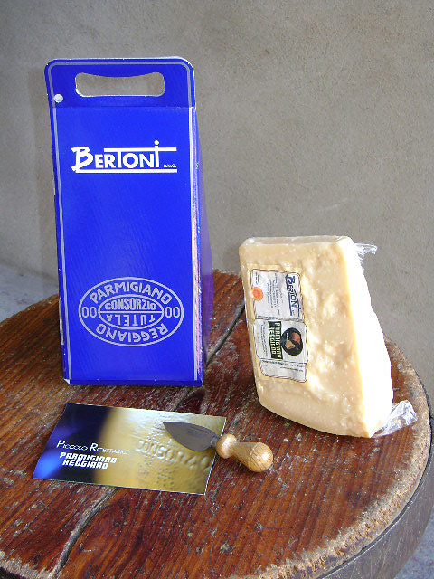 Confezione regalo piramidale Bertoni con Parmigiano Reggiano