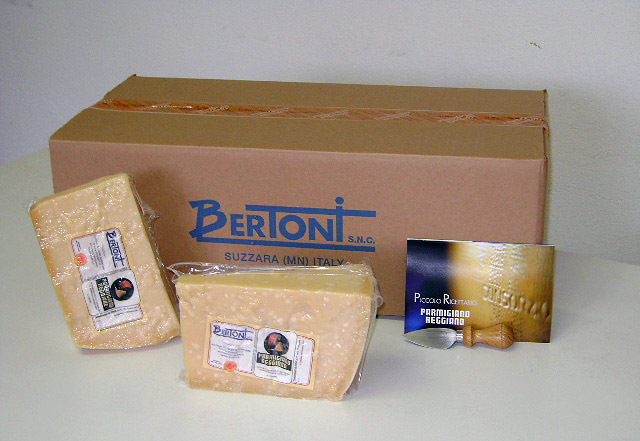 Confezione Bertoni per la spedizione con due spicchi di Parmigiano Reggiano